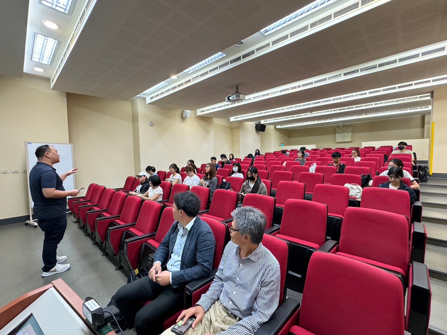 Read more about the article 【大專院校演講】國立臺灣海洋大學生命科學院—探索未來新興生醫產業的發展