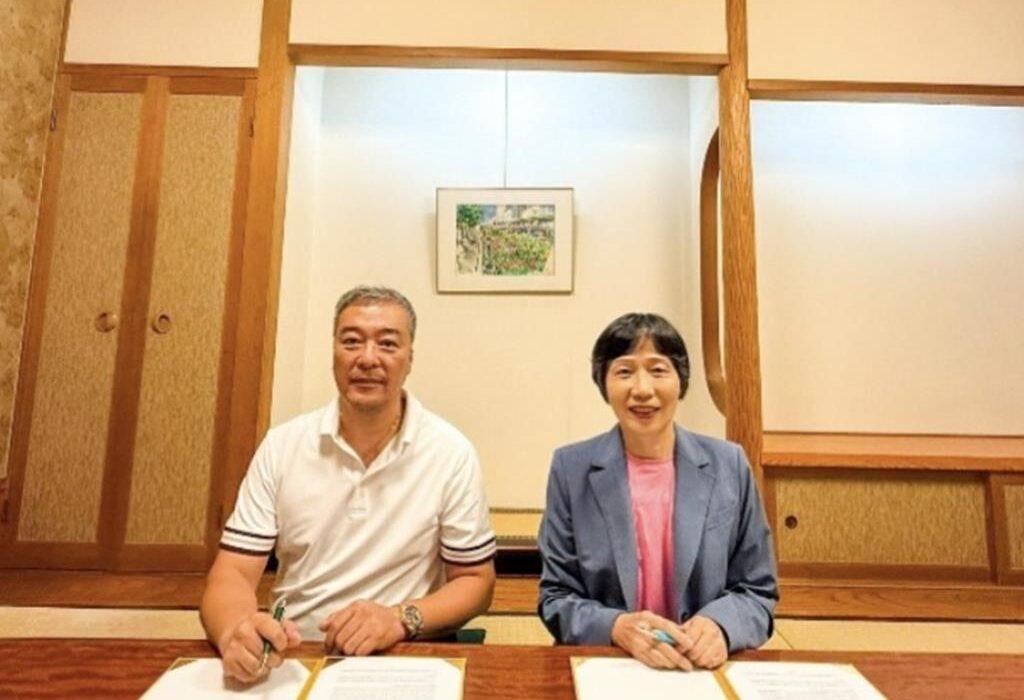 向榮生技董事長蔡意文（右）與 NCB公司會長Chang Sung Min（左）共同簽署合作協議，進軍韓國再生醫療市場。圖／向榮提供