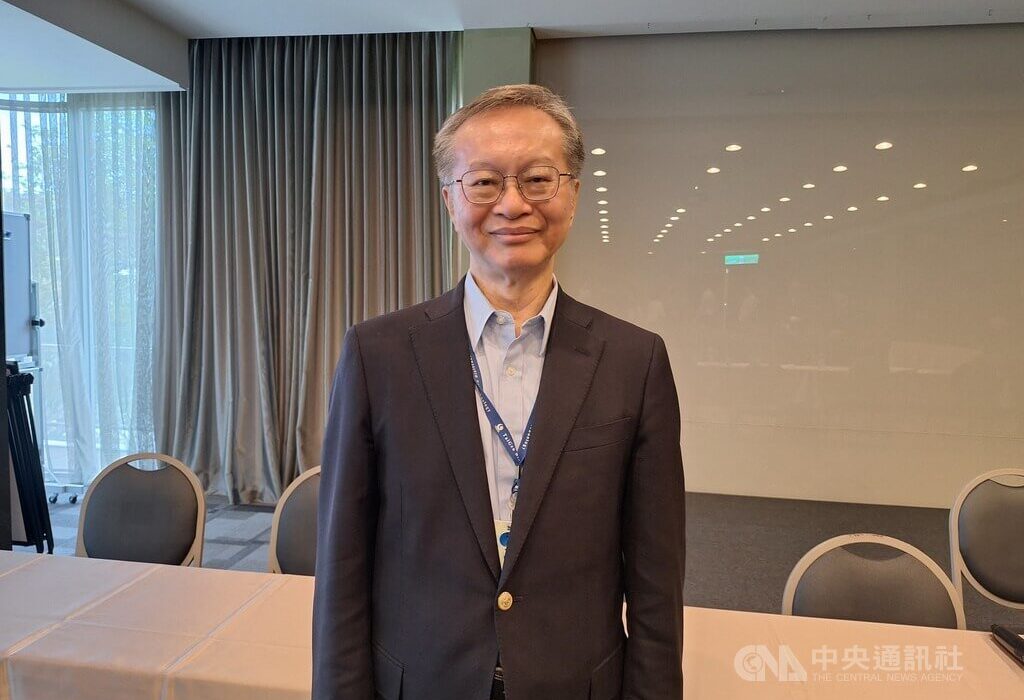 首頁 / 產經 太景黃國龍：流感新藥解盲 近期認列里程碑金 2024/5/29 15:24（9/12 18:03 更新） 新藥公司太景-KY於29日舉行股東會，董事長黃國龍指出，流感抗病毒新藥TG-1000日前在中國大陸解盲成功，今年下半年將申請藥證，近期會認列里程碑金，為營收添動能。中央社記者何秀玲攝 113年5月29日