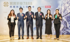 麗寶新藥經營團隊，副總李孟娜（左起）、商轉技術長蔡欣航、總經理劉朝瀚、董事長王鼎然、財務長林佳慧、臨床副總林冠吟合影