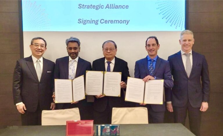 圖左起為基亞生技董事長張世忠、MVA董事長Jitto Arulampalam、溫士頓董事長蔡森田、澳洲眼科研究中心執行董事Kieth Martin、澳洲駐台代表馮國斌