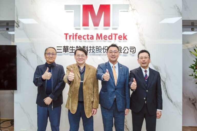 騰達行企業董事長曾榮燴（左起）、三華生技董事長陳啟祥、倍思大生技董事長蘇志仁，與日本精化株式會社社長矢野浩史於三華生技開幕揭牌典禮合影。吳榮邦／攝影