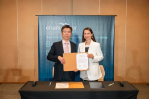 樂迦與Charles River簽署合作MOU，由樂迦執行長張裕享（左）與Charles River亞太地區資深處長Nadiya Kravchuk共同簽約。樂迦再生／提供