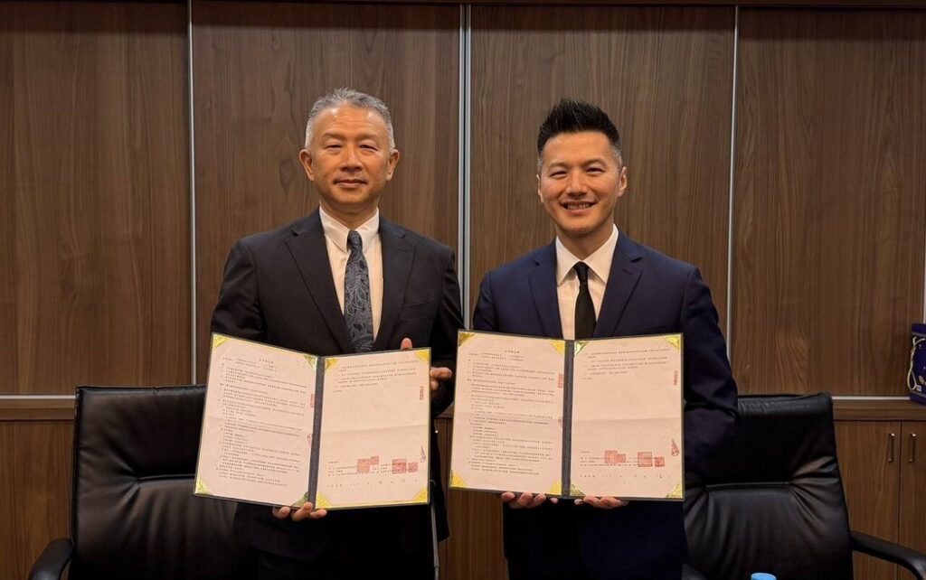 永信藥品董事長李其澧（左）、未來新藥創辦人招名威（右），代表雙方簽署策略合作備忘錄（MOU）。 未來新藥／提供