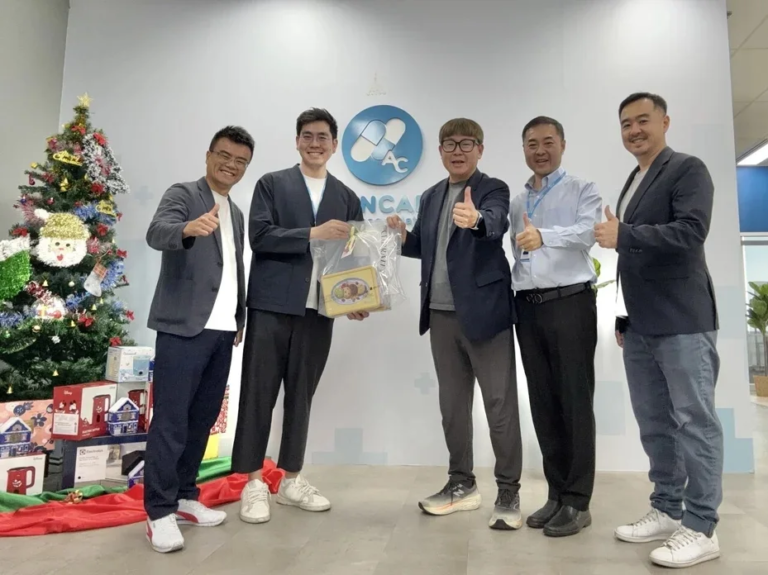 敏成健康策略投資泰國Arincare，象徵敏盛醫療集團進軍國際。台杉東南亞基金合夥人黃新富（左起）、Arincare CEO Teera、盛弘醫藥董事長楊弘仁親自啟動本次合作。敏成健康／提供